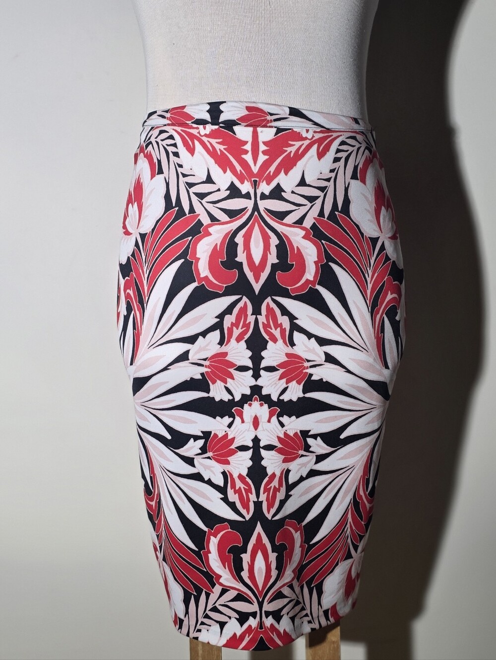 New York & Company Black, White & Red Floral Pencil Skirt (Size 10)
